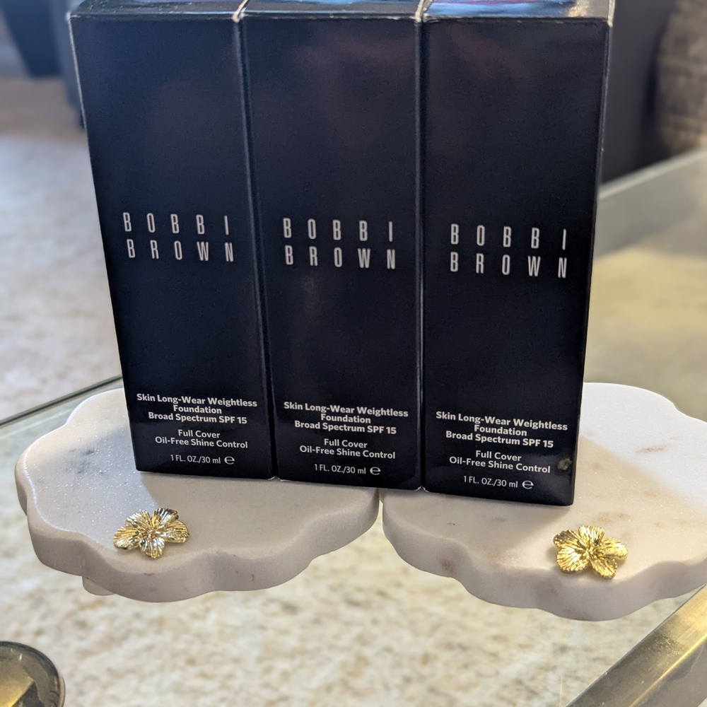 Bobbi Brown Skin Long-Wear Weightless Foundation SPF 15